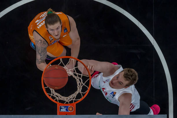 而在众多足 而在众多足