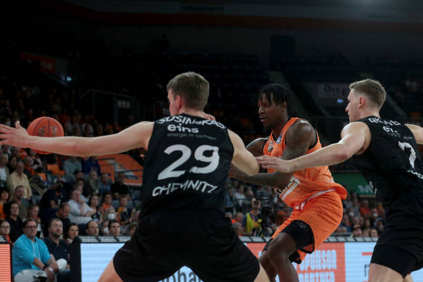 占据主导地 占据主导地