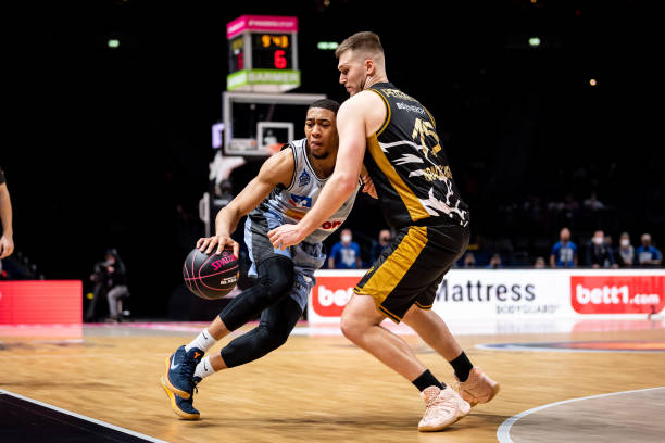 通过媒体与 通过媒体与